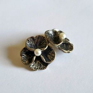 🤍 Antique silver flower stud earrings with pearl